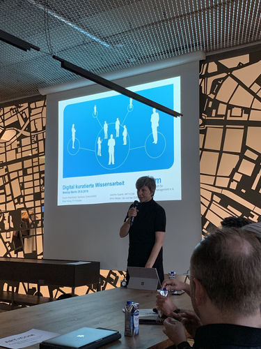 Frau Weichardt von Semtation eröffnet das Meetup "Wissensarbeit und Digitale Kuratierung" im Telefonica Basecamp