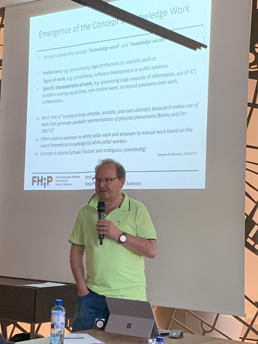 Peter Heisig, Universität Potsdam, während seines Vortrages beim Meetup "Wissensarbeit und Digitale Kuratierung" im Telefonica Basecamp