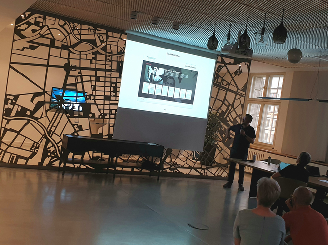 Armin Berger, 3pc, während seines Vortrages beim Meetup "Wissensarbeit und Digitale Kuratierung" im Telefonica Basecamp